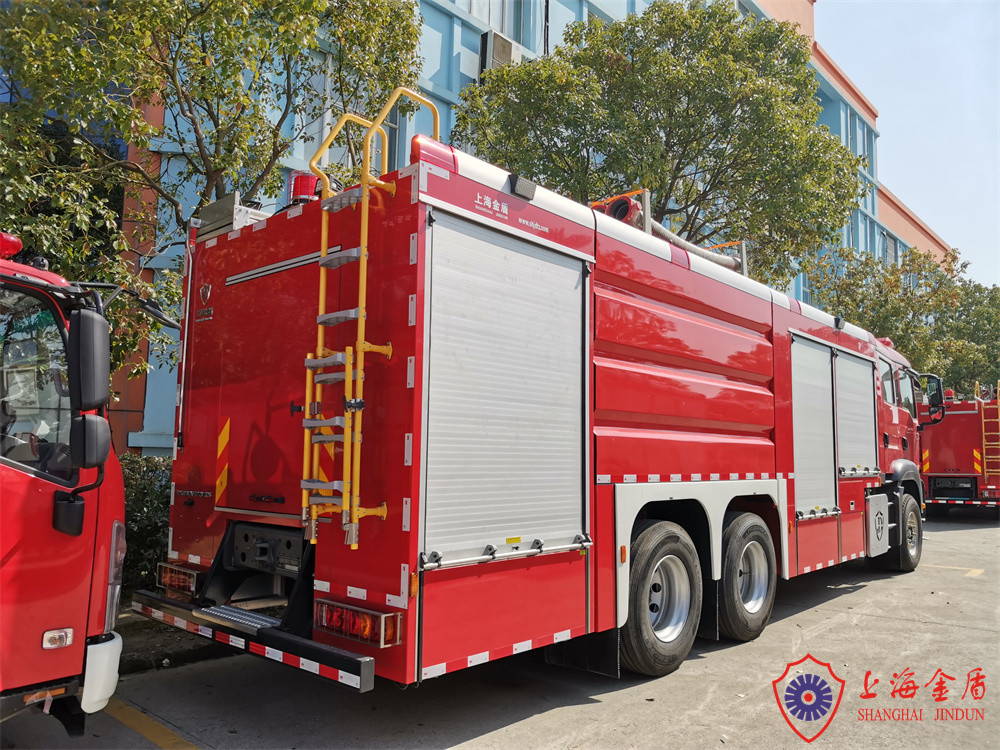 Multi Purpose Water Foam And Dry Power Combined Firefighting Truck 341kw 6x4